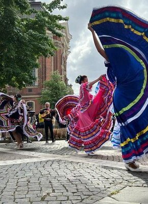 Bild von „Sol Mexicano“ tanzt: Mexiko und seine Traditionen