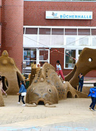 Fest in Riesen-Lehmfiguren von Bunte Kuh e.V.